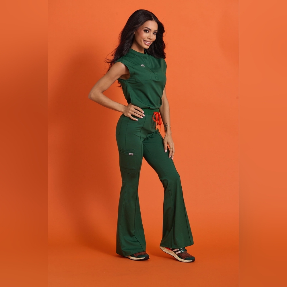 Ashh 'Emma' Scrub Set in Hunter Green: Size XS - Picture 2 of 6